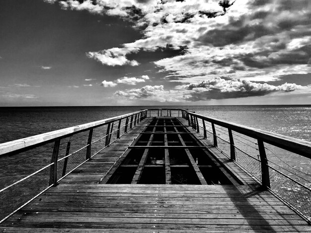 Pier sobre o mar contra o céu