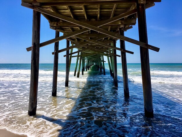 Foto pier sobre o mar contra o céu