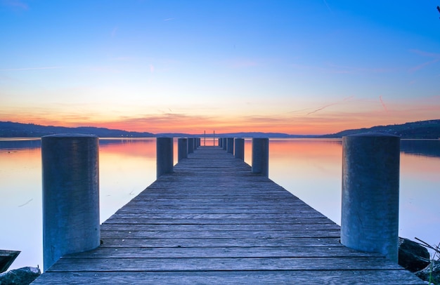 Pier über dem Meer gegen den Himmel bei Sonnenuntergang
