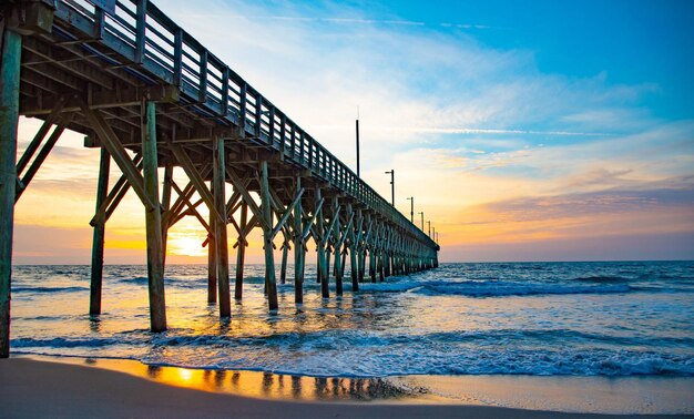 Pier über dem Meer gegen den Himmel beim Sonnenuntergang