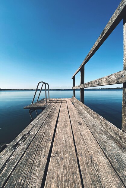 Foto pier über dem meer gegen den klaren blauen himmel