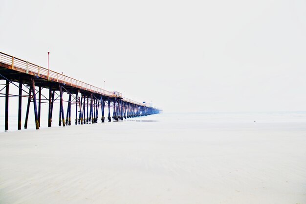 Foto pier über dem meer gegen den klaren himmel