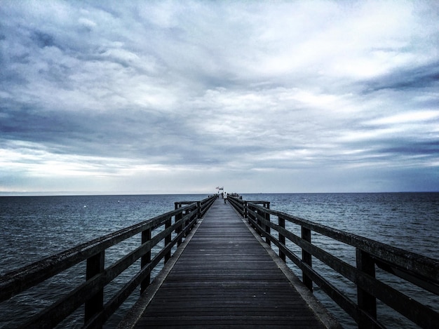 Pier über dem Meer gegen einen bewölkten Himmel