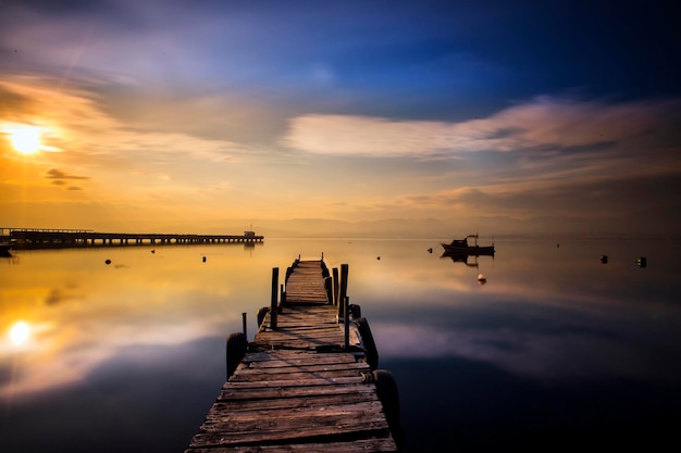 Pier über dem See bei Sonnenuntergang