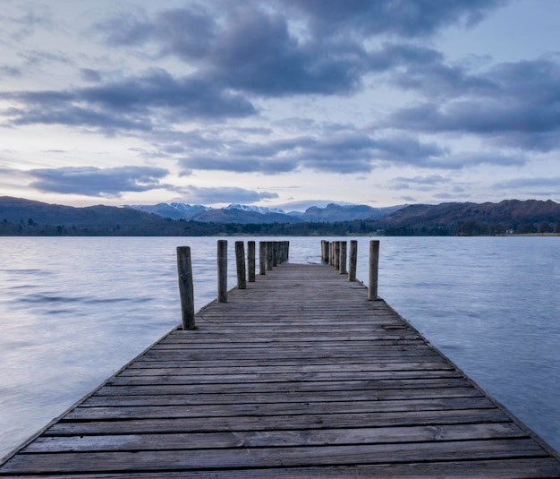 Pier über dem See gegen den bewölkten Himmel