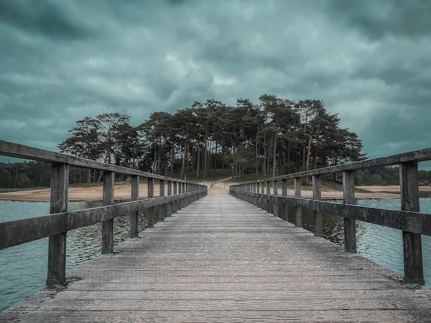 Pier über dem See gegen den Himmel