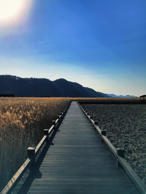 Foto pier über dem see gegen den klaren blauen himmel