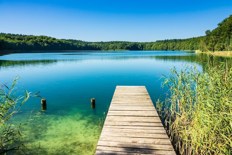 Foto pier über dem see gegen den klaren blauen himmel