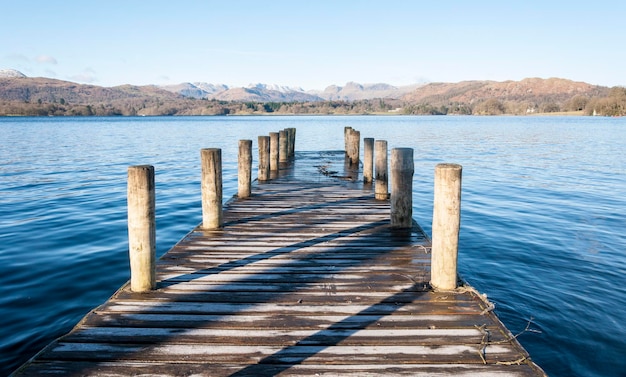 Pier über dem See vor klarem Himmel