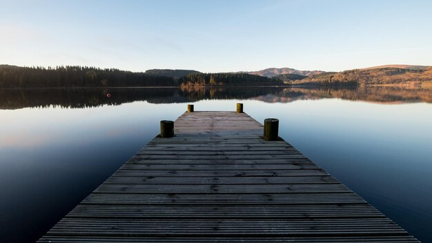 Pier über dem See vor klarem Himmel