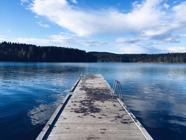 Foto pier über einem ruhigen see