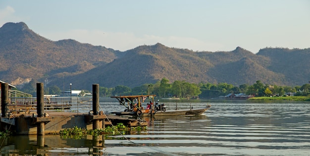 Pier über Mae Klong River in Thailand