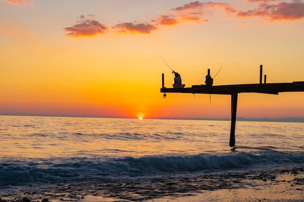 Pier und Meer treffen sich mit Sonnenuntergang