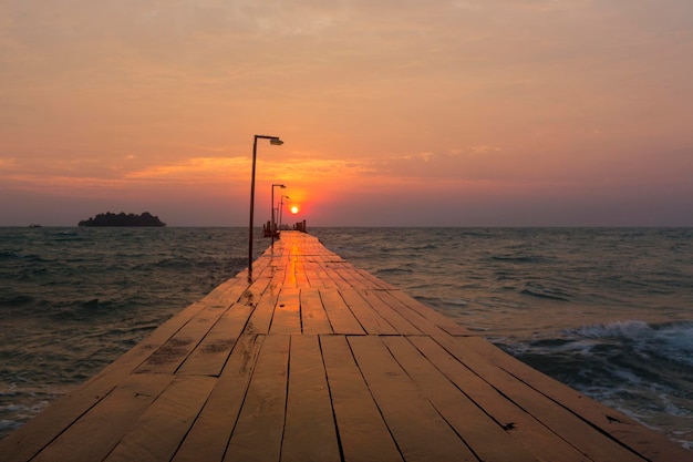 Pier und Sonnenaufgang auf der Insel Koh Rong in der Nähe von Sihanoukville, Kambodscha