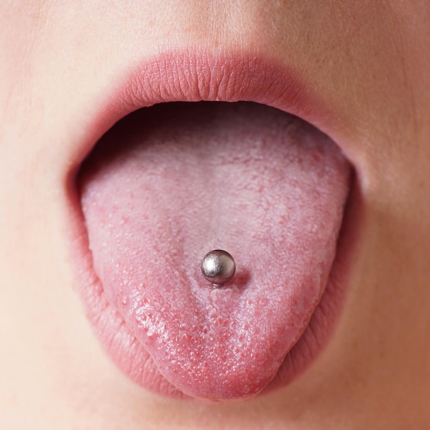 Foto de Piercing Língua e mais fotos de stock de Piercing - Piercing,  Piercing para Língua, Nariz - iStock