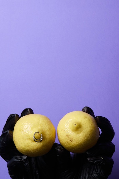 Piercing-Ohrringe in einer Zitrone auf einem Hintergrund