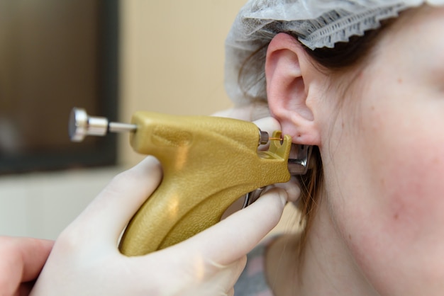 Foto piercing de oreja a piercing.