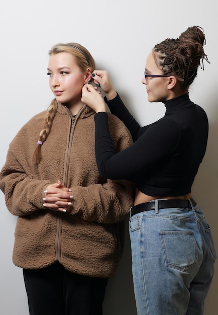 Piercings en una concha de oído y piercings de hélice de cerca