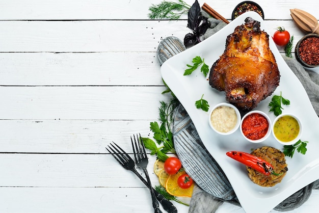 Pierna de cerdo al horno con salsas Platos comida Vista superior Espacio libre para su texto