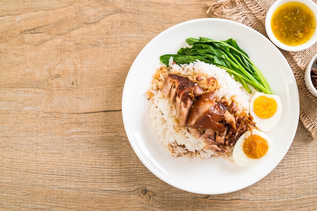 Pierna de cerdo guisada con arroz