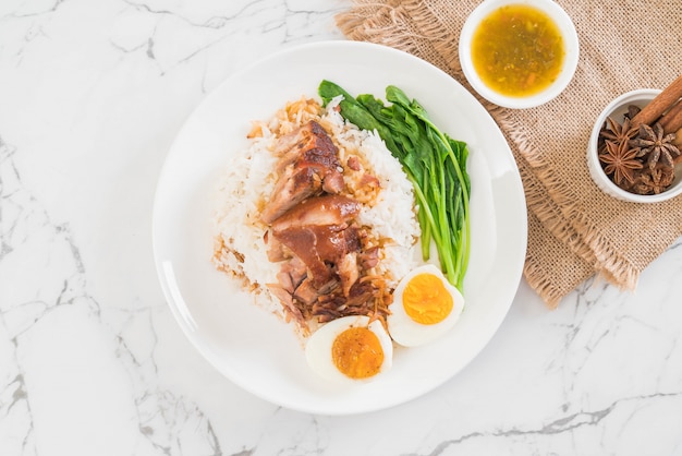 Pierna de cerdo guisada con arroz