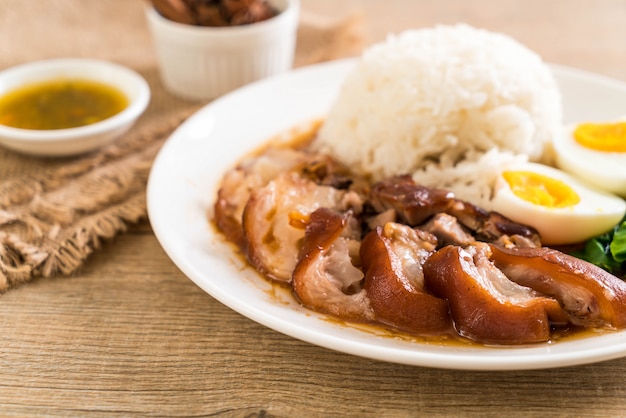 Pierna de cerdo guisada con arroz