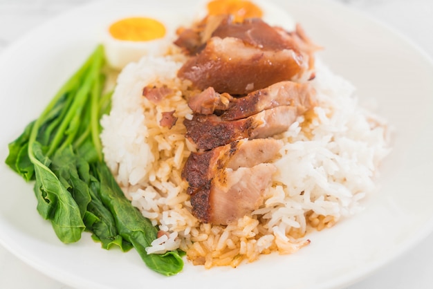 Pierna de cerdo guisado con arroz