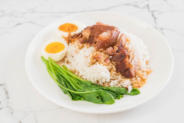 Pierna de cerdo guisado con arroz