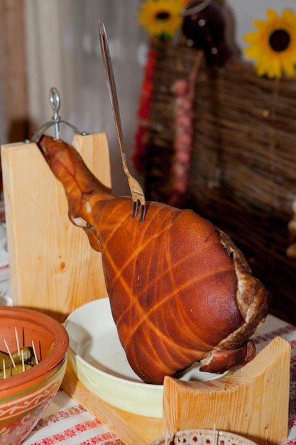 Pierna de cerdo en una mesa festiva Aperitivo para cerveza