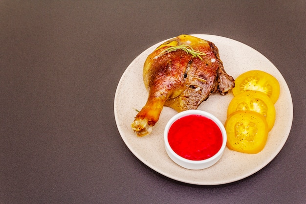 Pierna de pato asado crujiente. Preparación tradicional de comida francesa confitada