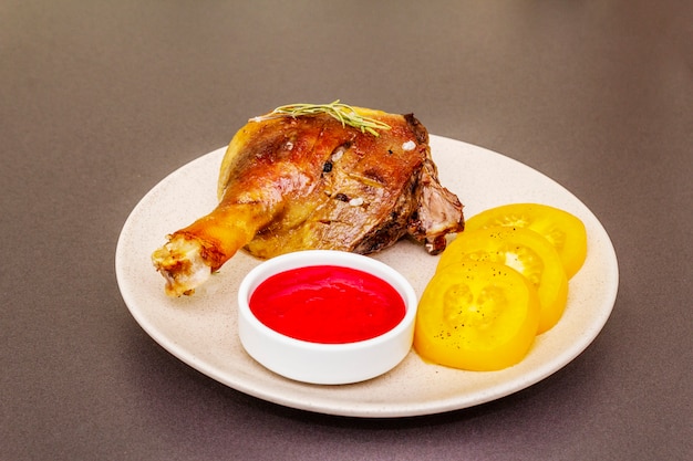 Pierna de pato asado crujiente. Preparación tradicional de comida francesa confitada