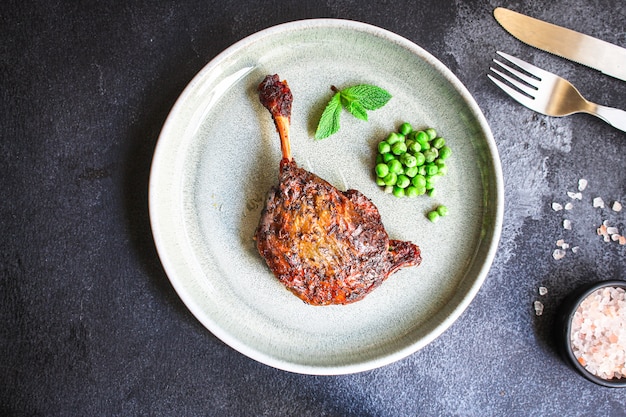 Pierna de pato confitada porción de carne