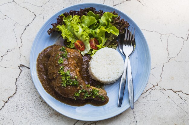 pierna de pollo asado con arroz