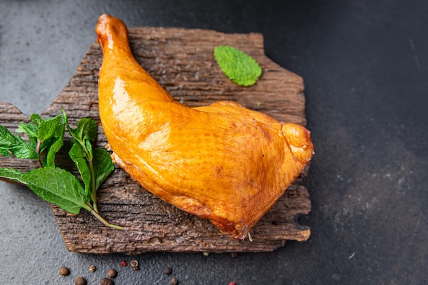 Pierna de pollo carne ahumada comida de aves de corral comida snack en la mesa espacio de copia fondo de alimentos