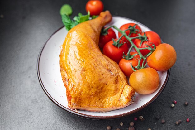 Pierna de pollo carne ahumada comida de aves de corral comida snack en la mesa espacio de copia fondo de alimentos