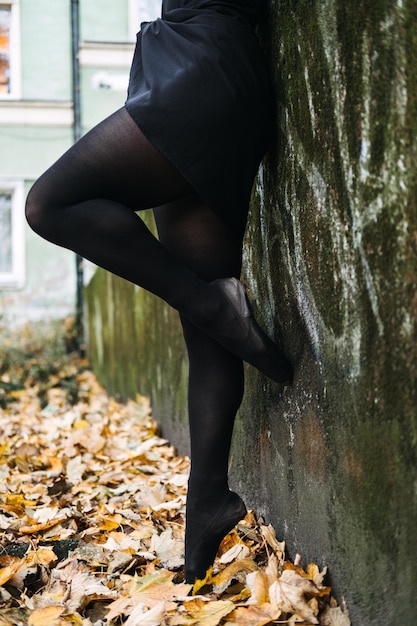 Piernas de bailarinas en zapatillas de punta al aire libre en otoño bailarina de fondo callejero bailando en otoño