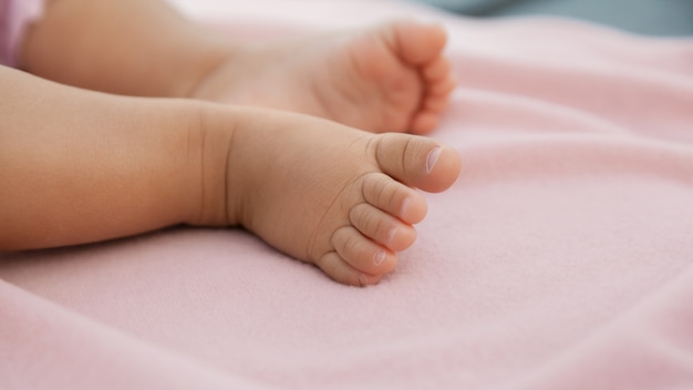 Foto piernas de bebé infantil en rosa pastel