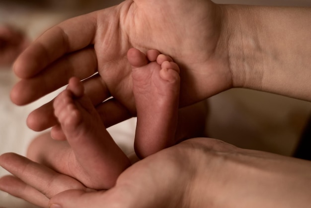 las piernas del bebé los pies del recién nacido