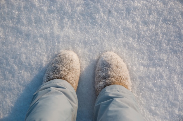 Piernas, botas de invierno en la nieve