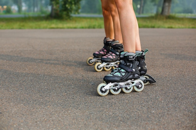 Piernas de las chicas deportivas onroller skate walk