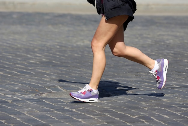 Piernas corriendo atletas en el curso.