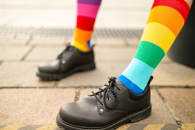 Piernas femeninas en calcetines lgbt rainbow