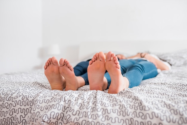 Foto piernas femeninas en cama