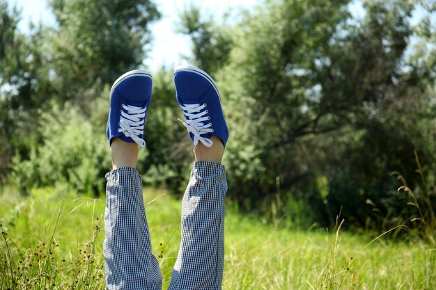 Piernas femeninas en coloridas zapatillas al aire libre