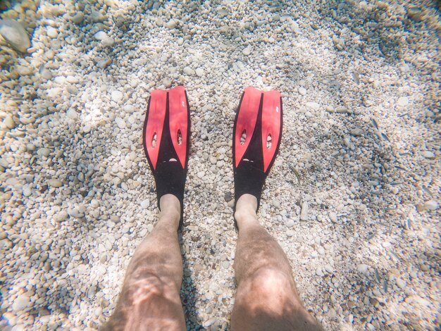 Foto piernas de hombre en aletas bajo el agua copia espacio vacaciones de verano