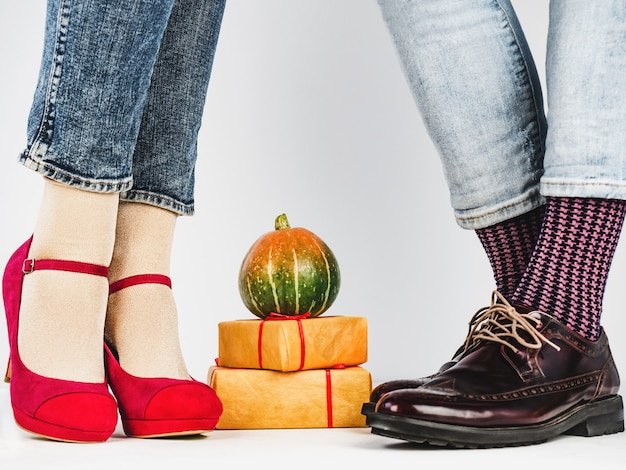 Foto piernas de hombre y mujer, calcetines brillantes. de cerca