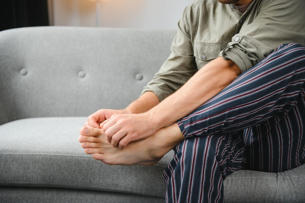 Foto las piernas del hombre tienen síntomas picazón en los pies causada por hongos