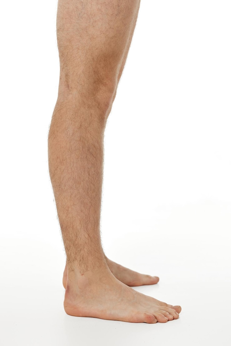 Piernas masculinas descalzas en fondo blanco concepto de cuidado corporal