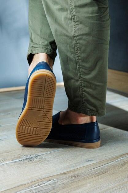 Foto piernas masculinas en zapatos de cuero azul zapatos clásicos masculinos