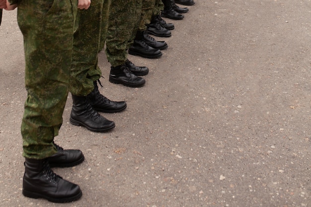 Las piernas de los militares en las filas